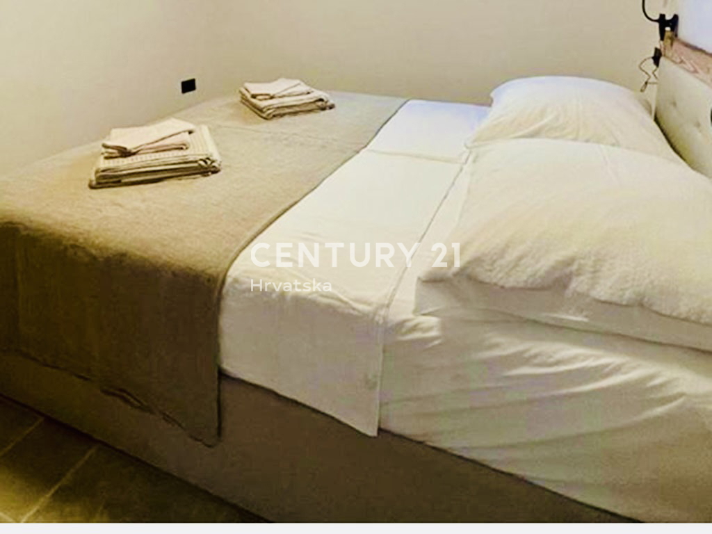 LOŠINJ, APPARTAMENTO DI PRESTIGIO PRIMA FILA SULLA SPIAGGIA E SUL MARE