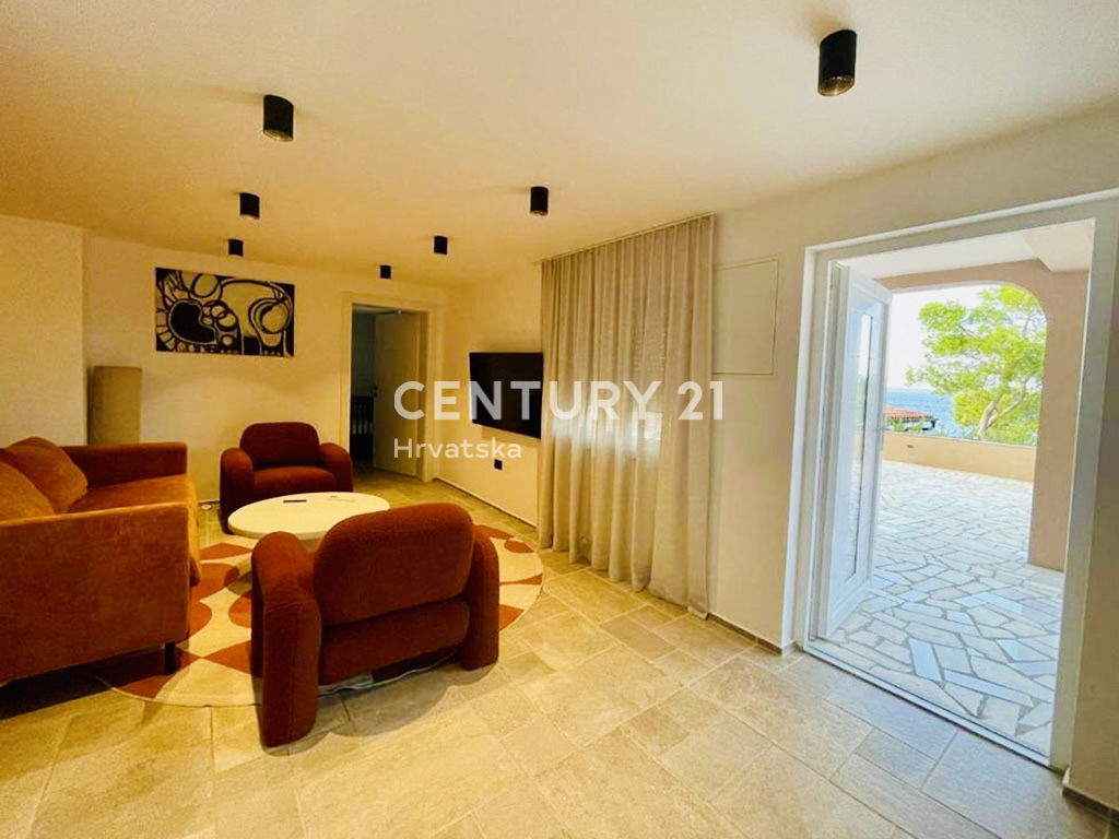 LOŠINJ, APPARTAMENTO DI PRESTIGIO PRIMA FILA SULLA SPIAGGIA E SUL MARE