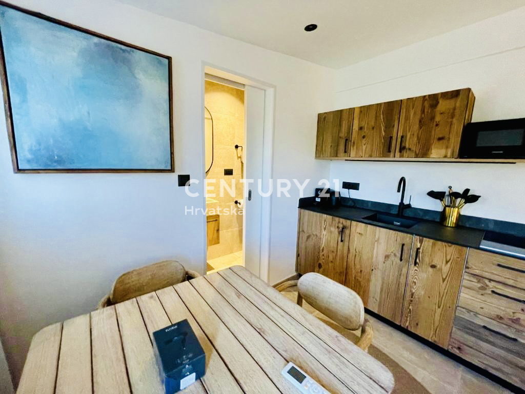 LOŠINJ, APPARTAMENTO DI PRESTIGIO PRIMA FILA SULLA SPIAGGIA E SUL MARE