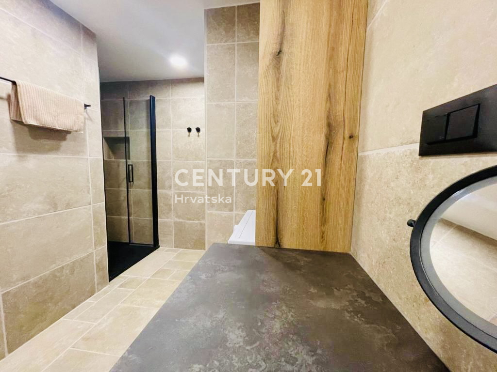 LOŠINJ, APPARTAMENTO DI PRESTIGIO PRIMA FILA SULLA SPIAGGIA E SUL MARE