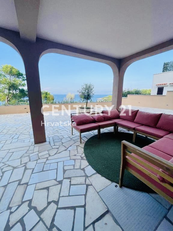 LOŠINJ, APPARTAMENTO DI PRESTIGIO PRIMA FILA SULLA SPIAGGIA E SUL MARE