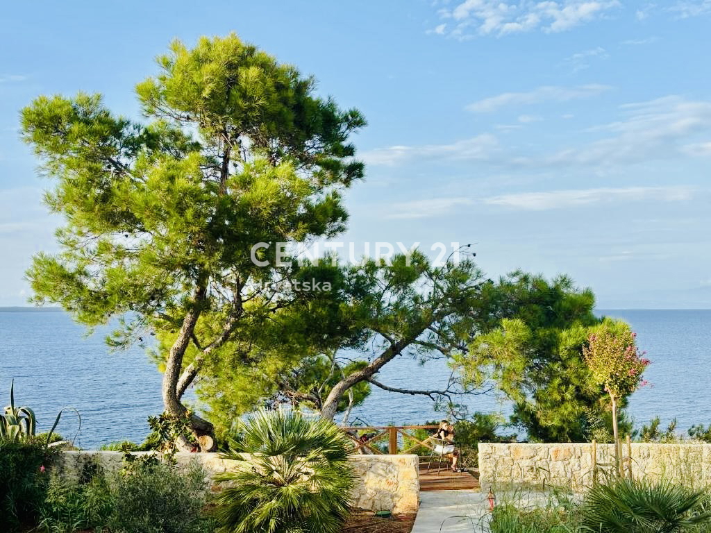 LOŠINJ, APPARTAMENTO DI PRESTIGIO PRIMA FILA SULLA SPIAGGIA E SUL MARE