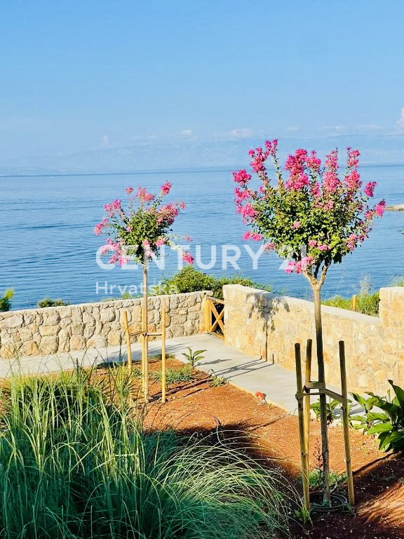 LOŠINJ, APPARTAMENTO DI PRESTIGIO PRIMA FILA SULLA SPIAGGIA E SUL MARE