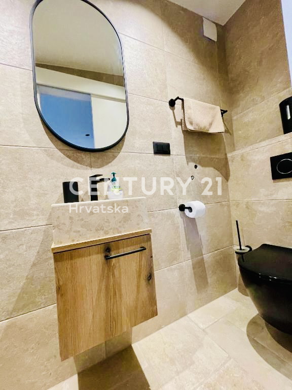 LOŠINJ, APPARTAMENTO DI PRESTIGIO PRIMA FILA SULLA SPIAGGIA E SUL MARE