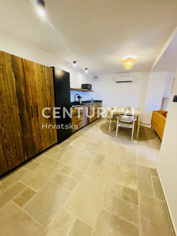 LOŠINJ, APPARTAMENTO DI PRESTIGIO PRIMA FILA SULLA SPIAGGIA E SUL MARE