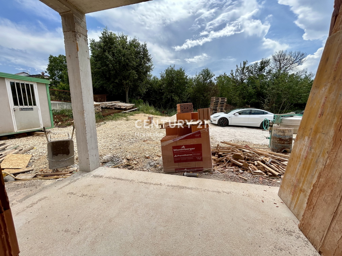 POREČ, PERIFERIA, NUOVO APPARTAMENTO AL PIANO TERRA A SOLI 2 KM DAL CENTRO CITTÀ