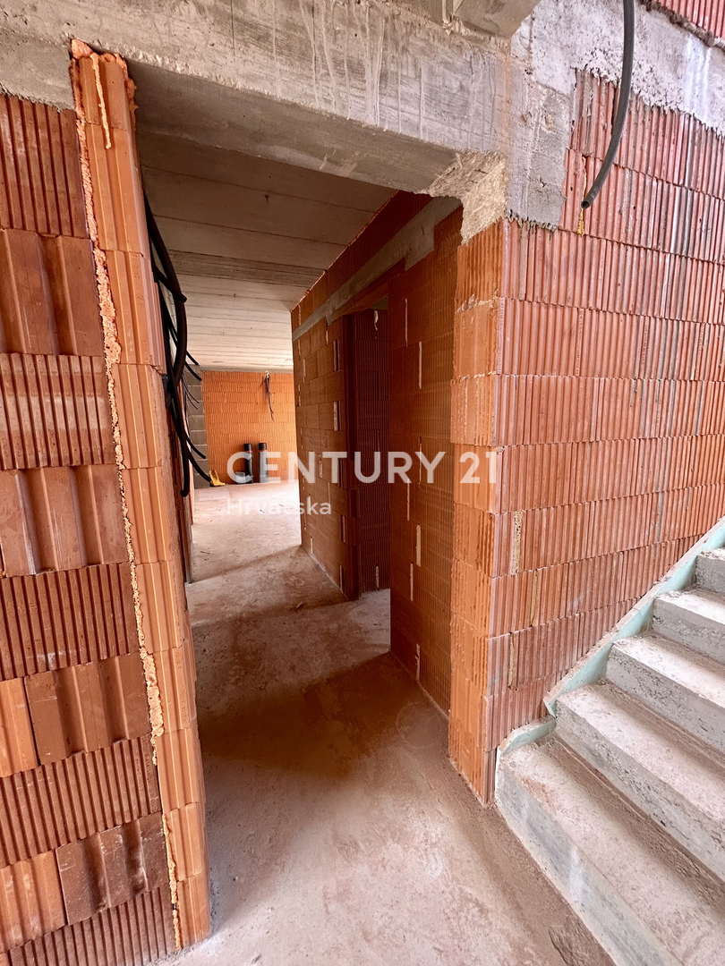 POREČ, PERIFERIA, NUOVO APPARTAMENTO AL PIANO TERRA A SOLI 2 KM DAL CENTRO CITTÀ