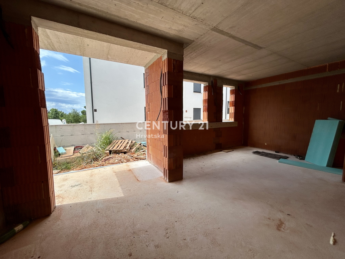 POREČ, PERIFERIA, NUOVO APPARTAMENTO AL PIANO TERRA A SOLI 2 KM DAL CENTRO CITTÀ