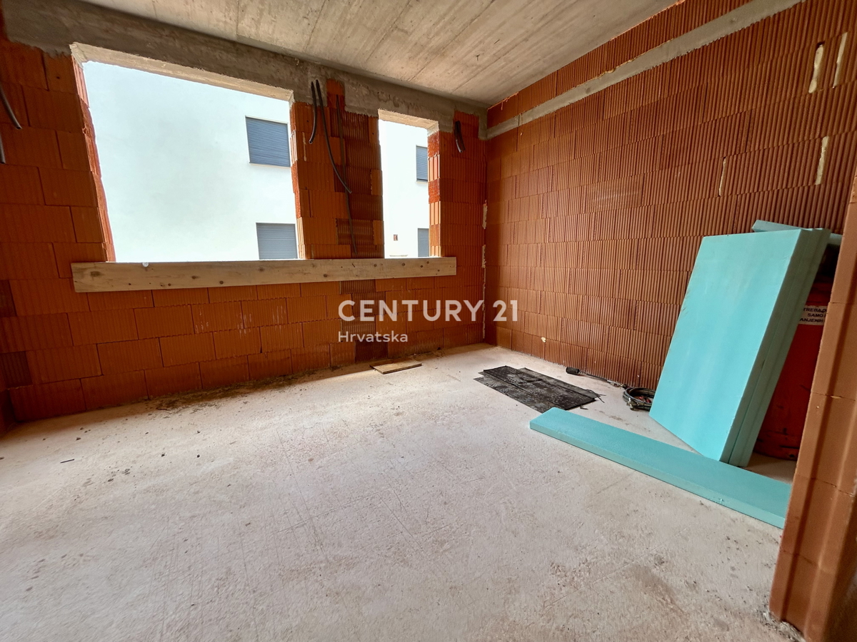 POREČ, PERIFERIA, NUOVO APPARTAMENTO AL PIANO TERRA A SOLI 2 KM DAL CENTRO CITTÀ