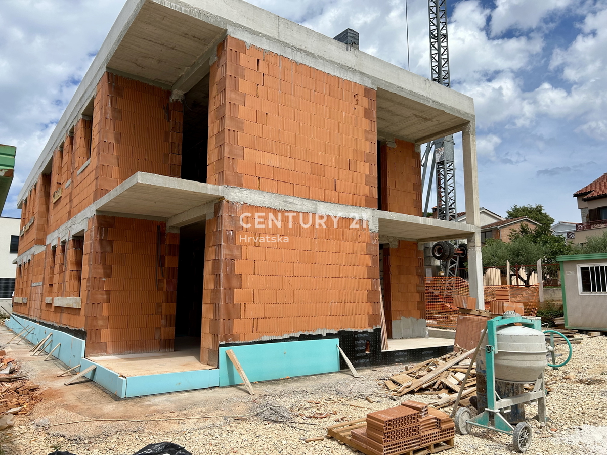 POREČ, PERIFERIA, NUOVO APPARTAMENTO AL PIANO TERRA A SOLI 2 KM DAL CENTRO CITTÀ