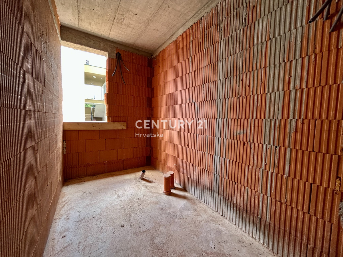 POREČ, PERIFERIA, NUOVO APPARTAMENTO AL PIANO TERRA A SOLI 2 KM DAL CENTRO CITTÀ