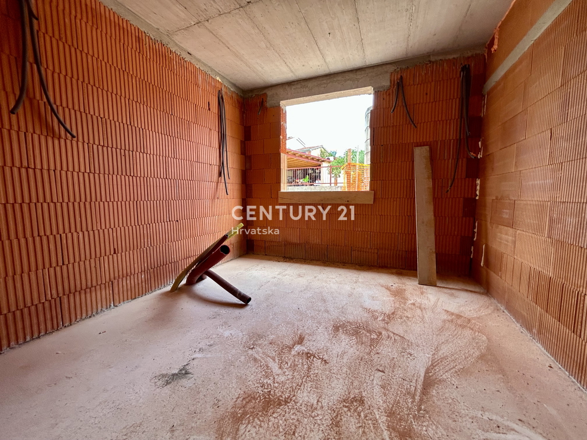 POREČ, PERIFERIA, NUOVO APPARTAMENTO AL PIANO TERRA A SOLI 2 KM DAL CENTRO CITTÀ