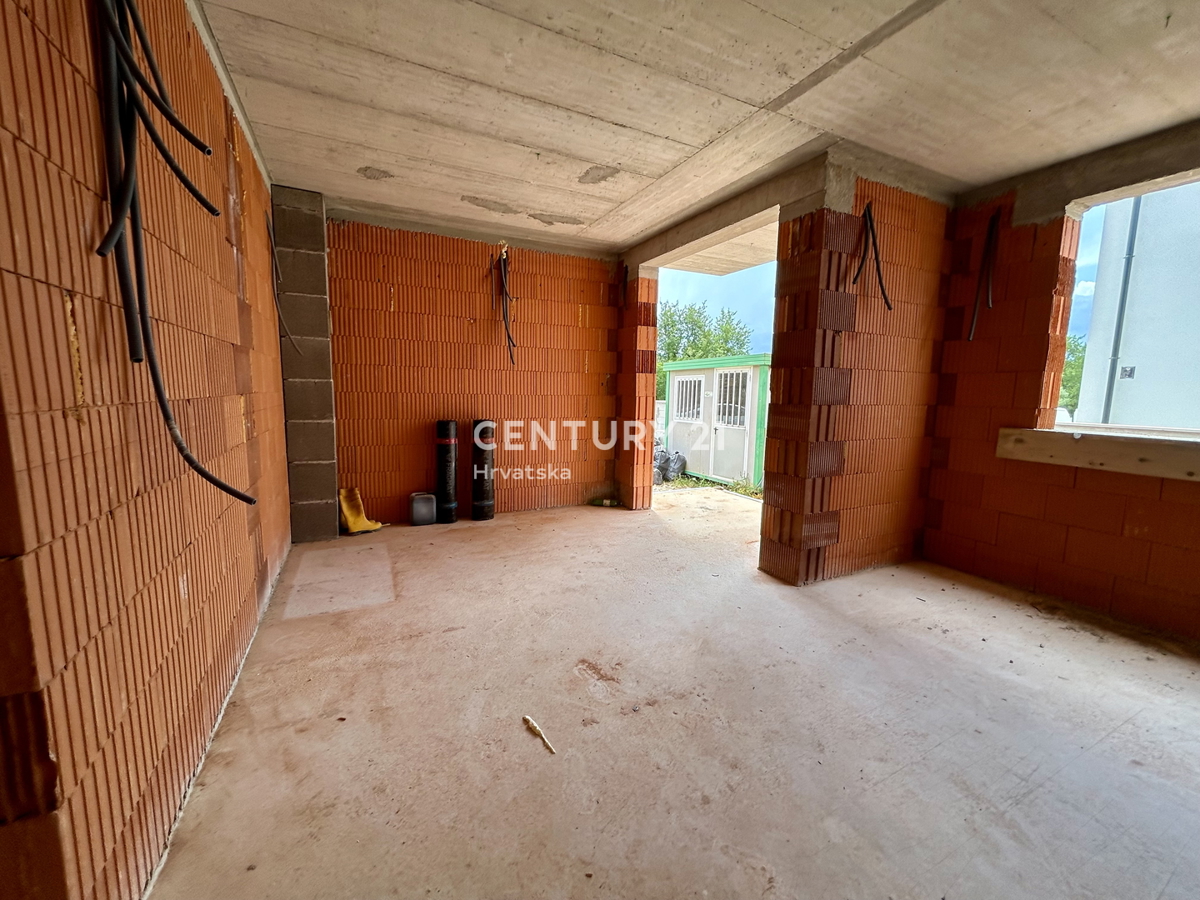 POREČ, PERIFERIA, NUOVO APPARTAMENTO AL PIANO TERRA A SOLI 2 KM DAL CENTRO CITTÀ