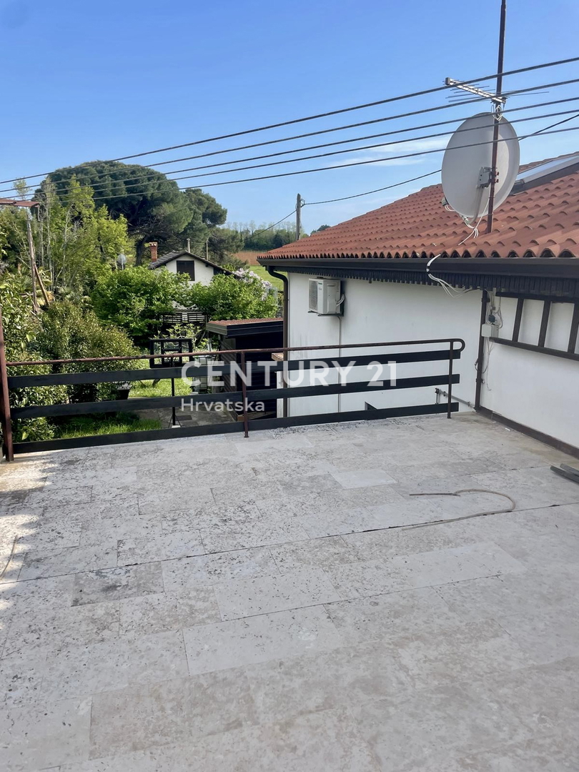 UMAGO, DINTORNI, CASA CON AMPIO GIARDINO IN POSIZIONE STRATEGICA