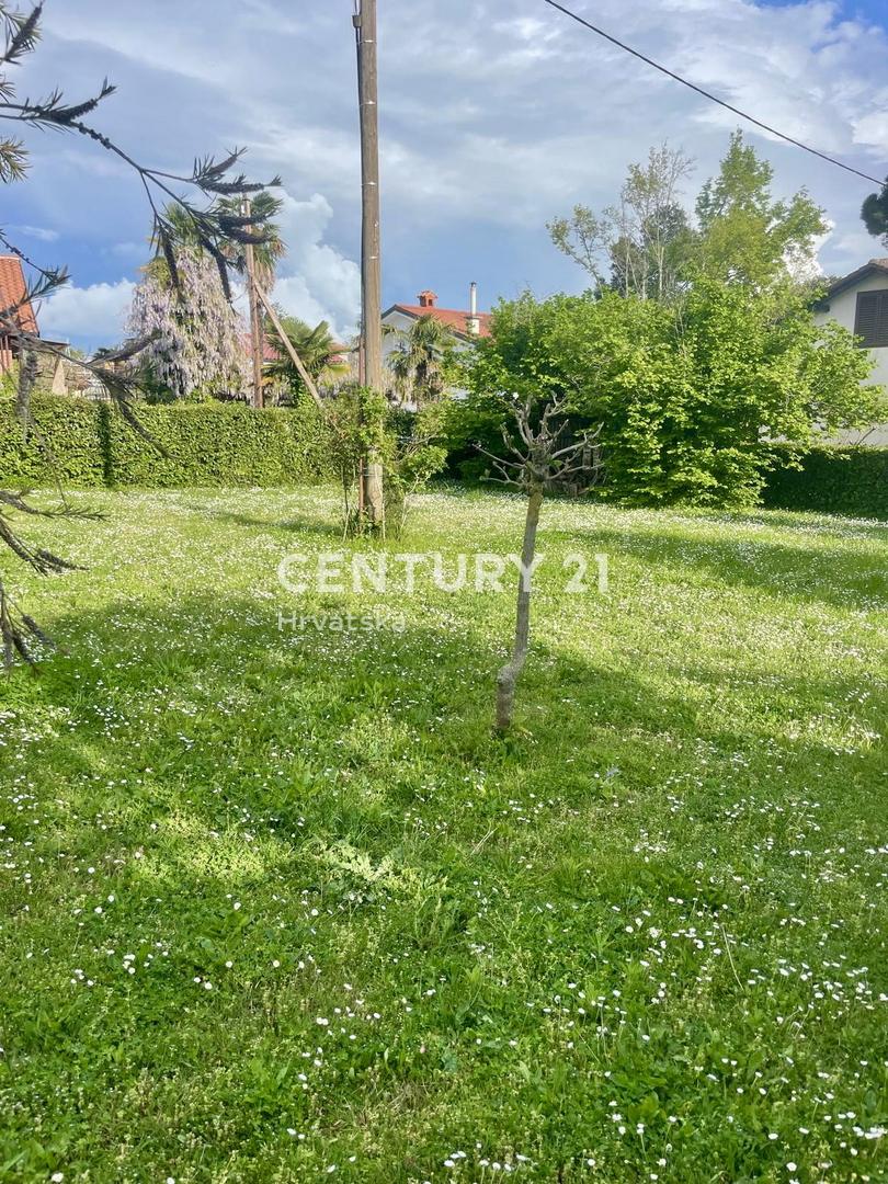 UMAGO, DINTORNI, CASA CON AMPIO GIARDINO IN POSIZIONE STRATEGICA