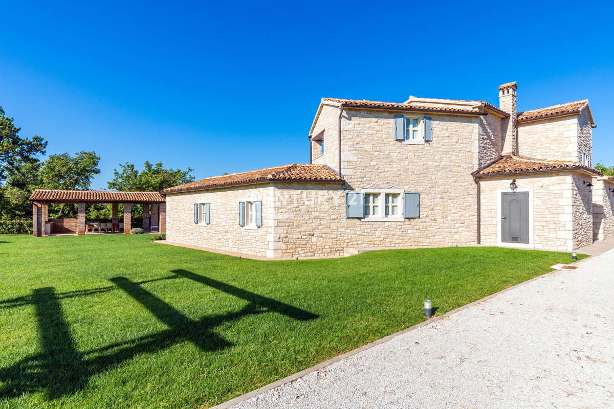 POREČ, CASA IN PIETRA AUTOCTONA CON PISCINA E AMPIO GIARDINO