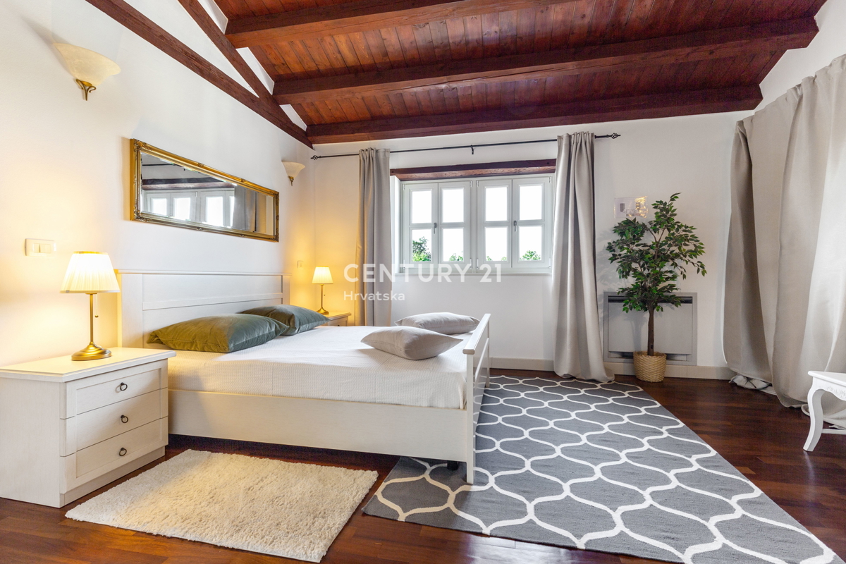 POREČ, CASA IN PIETRA AUTOCTONA CON PISCINA E AMPIO GIARDINO