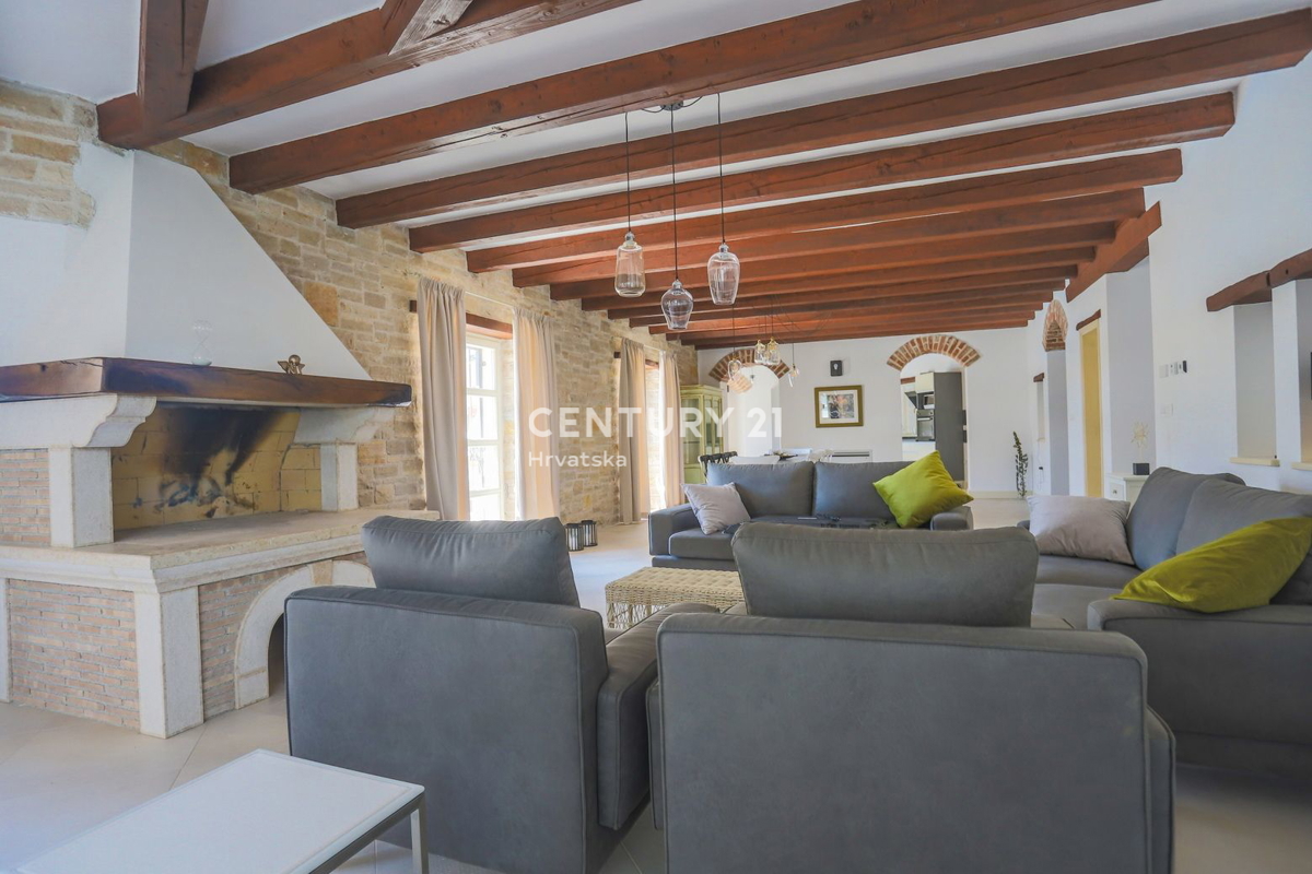 POREČ, CASA IN PIETRA AUTOCTONA CON PISCINA E AMPIO GIARDINO