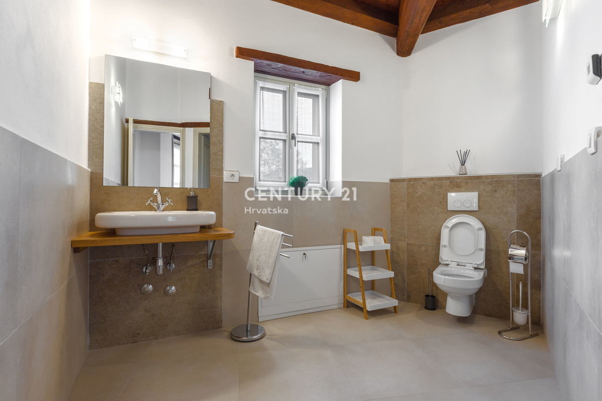 POREČ, CASA IN PIETRA AUTOCTONA CON PISCINA E AMPIO GIARDINO