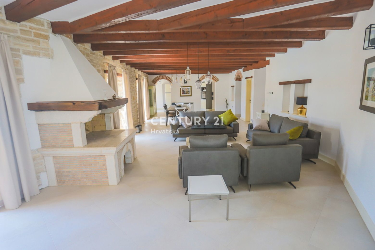 POREČ, CASA IN PIETRA AUTOCTONA CON PISCINA E AMPIO GIARDINO