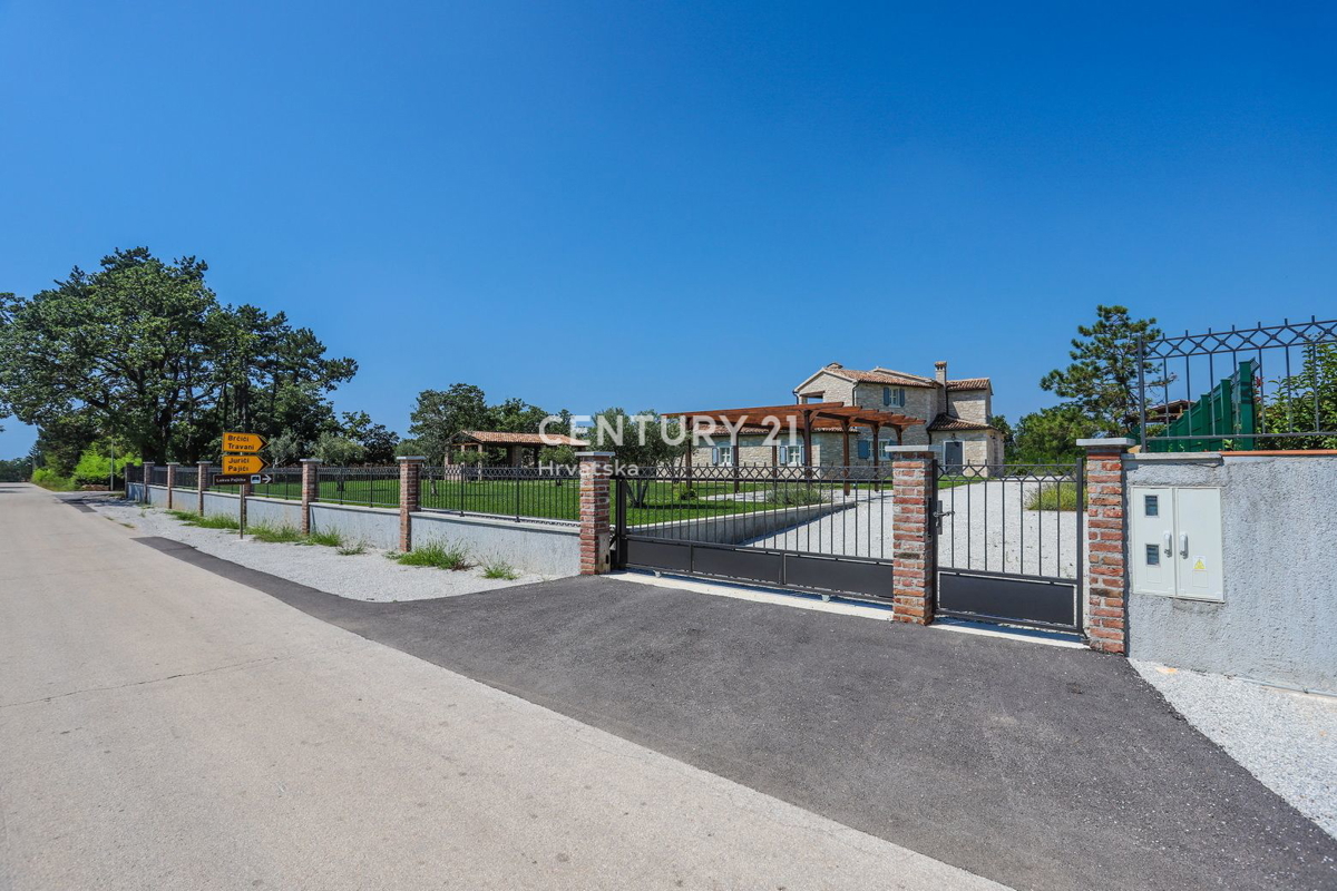 POREČ, CASA IN PIETRA AUTOCTONA CON PISCINA E AMPIO GIARDINO