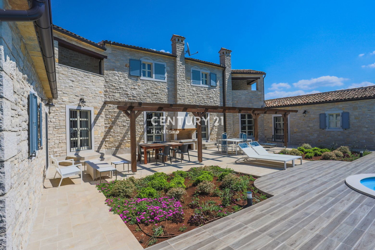 POREČ, CASA IN PIETRA AUTOCTONA CON PISCINA E AMPIO GIARDINO