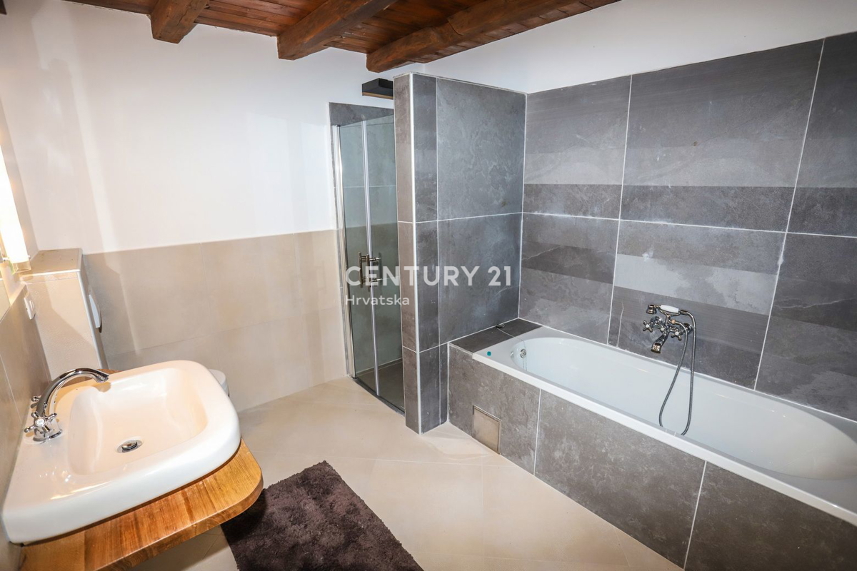 POREČ, CASA IN PIETRA AUTOCTONA CON PISCINA E AMPIO GIARDINO