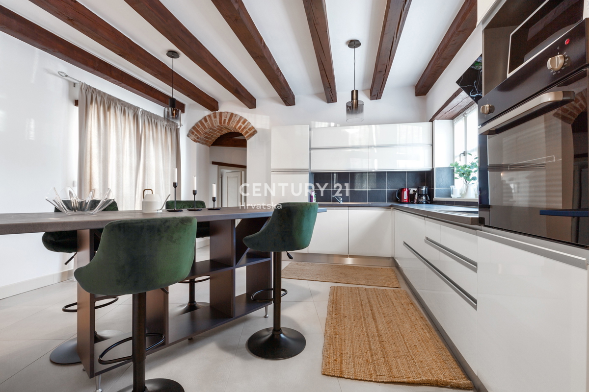 POREČ, CASA IN PIETRA AUTOCTONA CON PISCINA E AMPIO GIARDINO