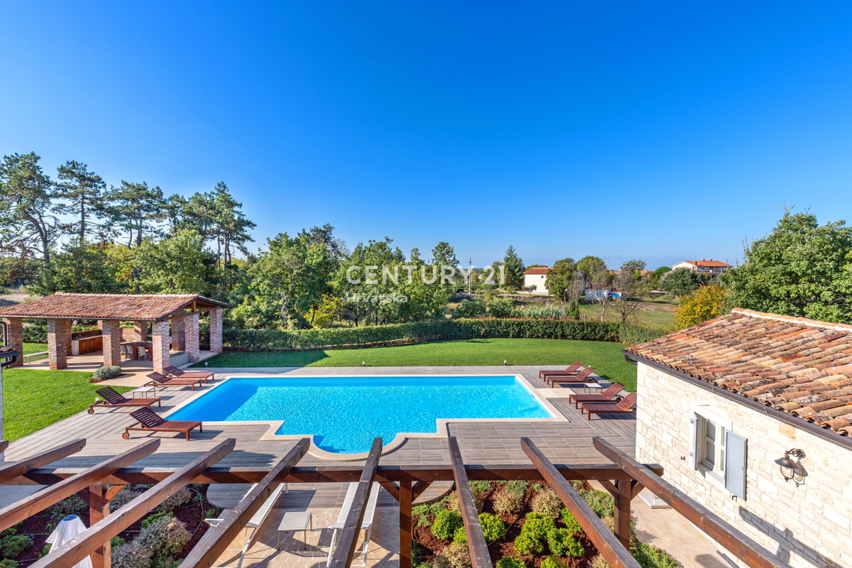 POREČ, CASA IN PIETRA AUTOCTONA CON PISCINA E AMPIO GIARDINO