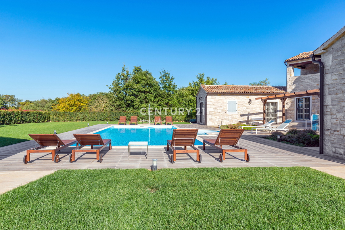 POREČ, CASA IN PIETRA AUTOCTONA CON PISCINA E AMPIO GIARDINO