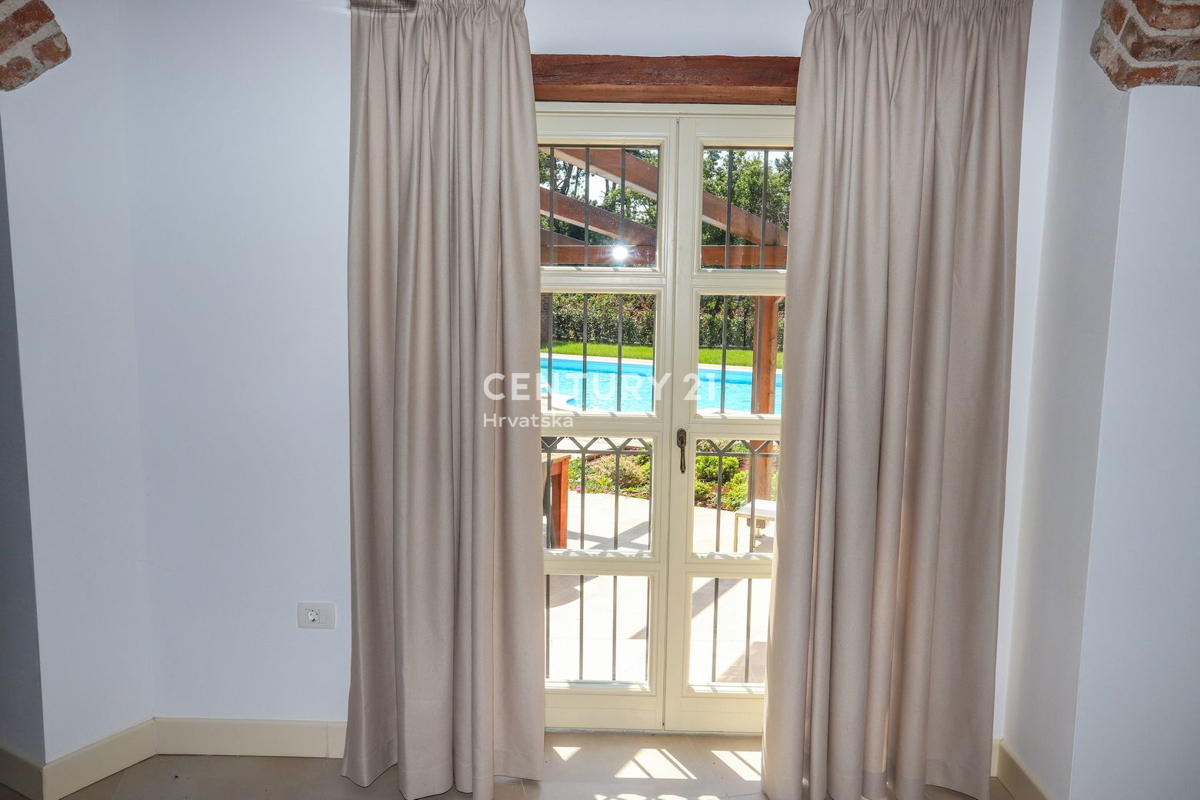 POREČ, CASA IN PIETRA AUTOCTONA CON PISCINA E AMPIO GIARDINO