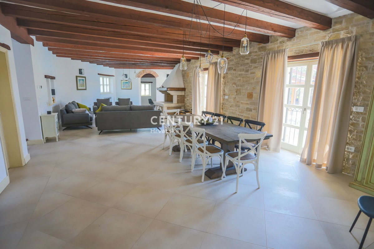 POREČ, CASA IN PIETRA AUTOCTONA CON PISCINA E AMPIO GIARDINO