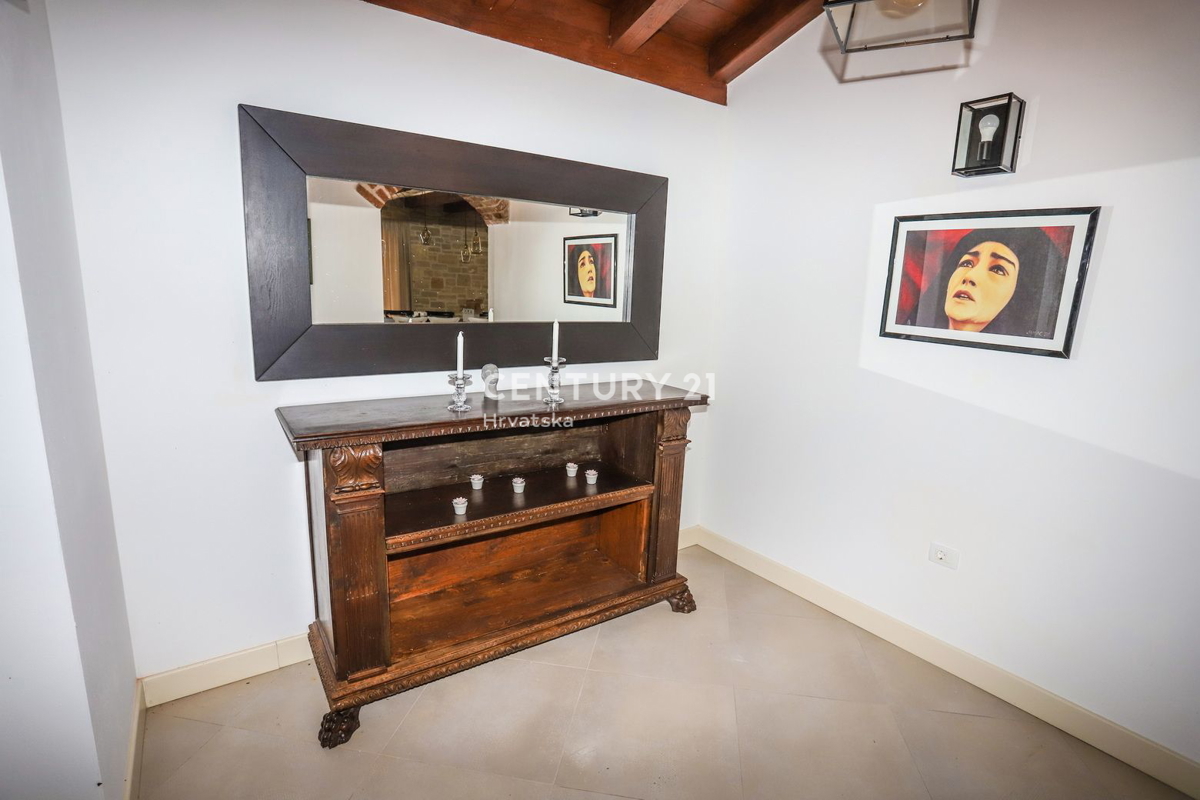 POREČ, CASA IN PIETRA AUTOCTONA CON PISCINA E AMPIO GIARDINO