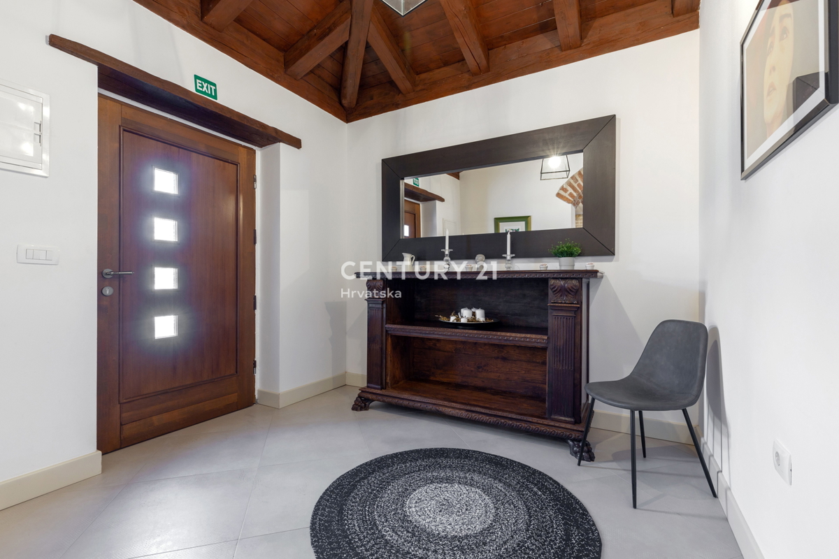 POREČ, CASA IN PIETRA AUTOCTONA CON PISCINA E AMPIO GIARDINO