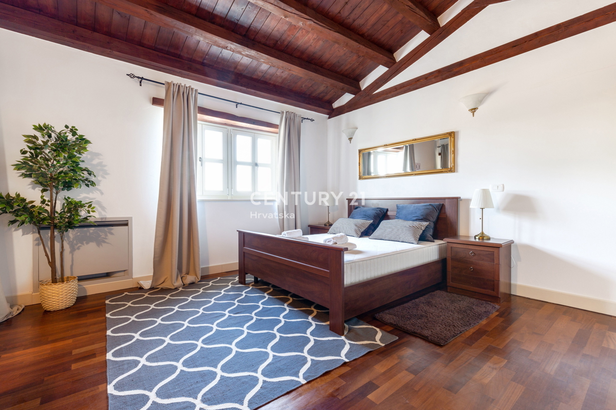 POREČ, CASA IN PIETRA AUTOCTONA CON PISCINA E AMPIO GIARDINO