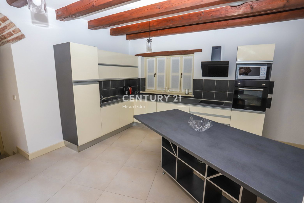 POREČ, CASA IN PIETRA AUTOCTONA CON PISCINA E AMPIO GIARDINO