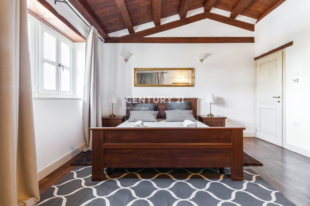 POREČ, CASA IN PIETRA AUTOCTONA CON PISCINA E AMPIO GIARDINO