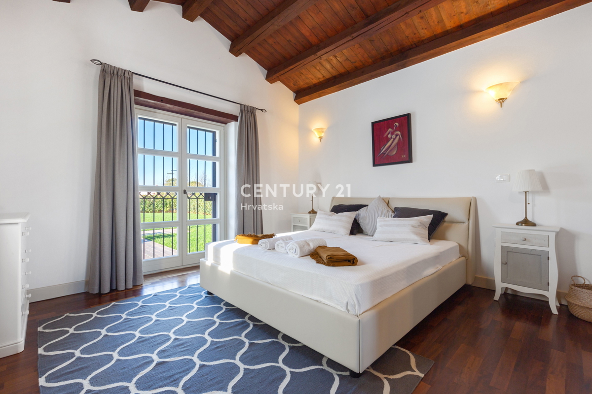 POREČ, CASA IN PIETRA AUTOCTONA CON PISCINA E AMPIO GIARDINO