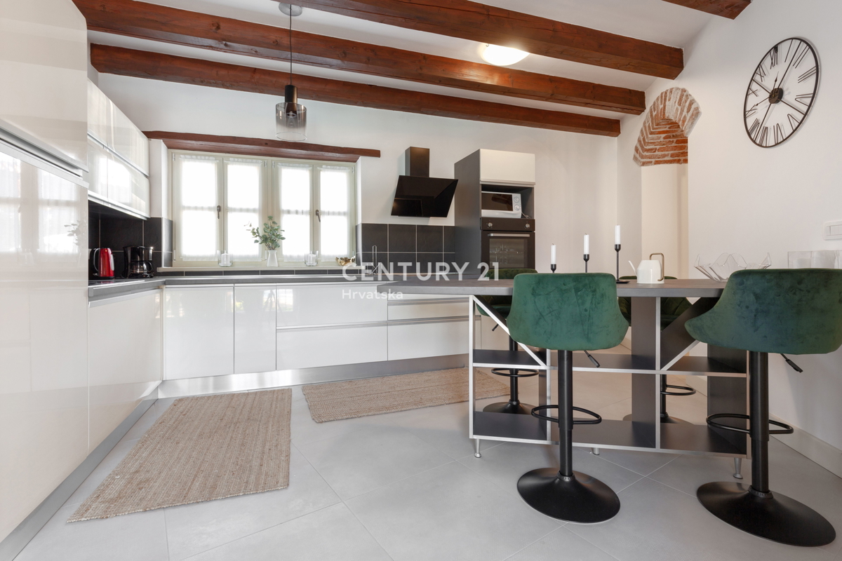 POREČ, CASA IN PIETRA AUTOCTONA CON PISCINA E AMPIO GIARDINO