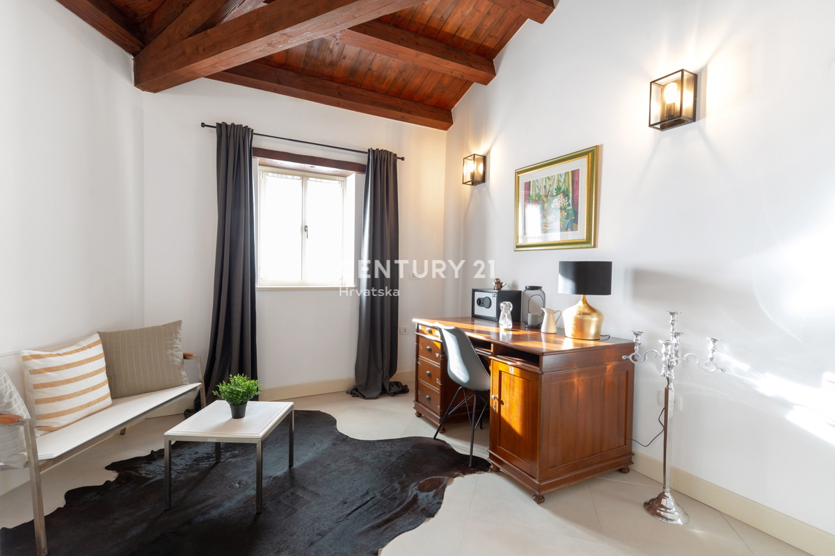 POREČ, CASA IN PIETRA AUTOCTONA CON PISCINA E AMPIO GIARDINO