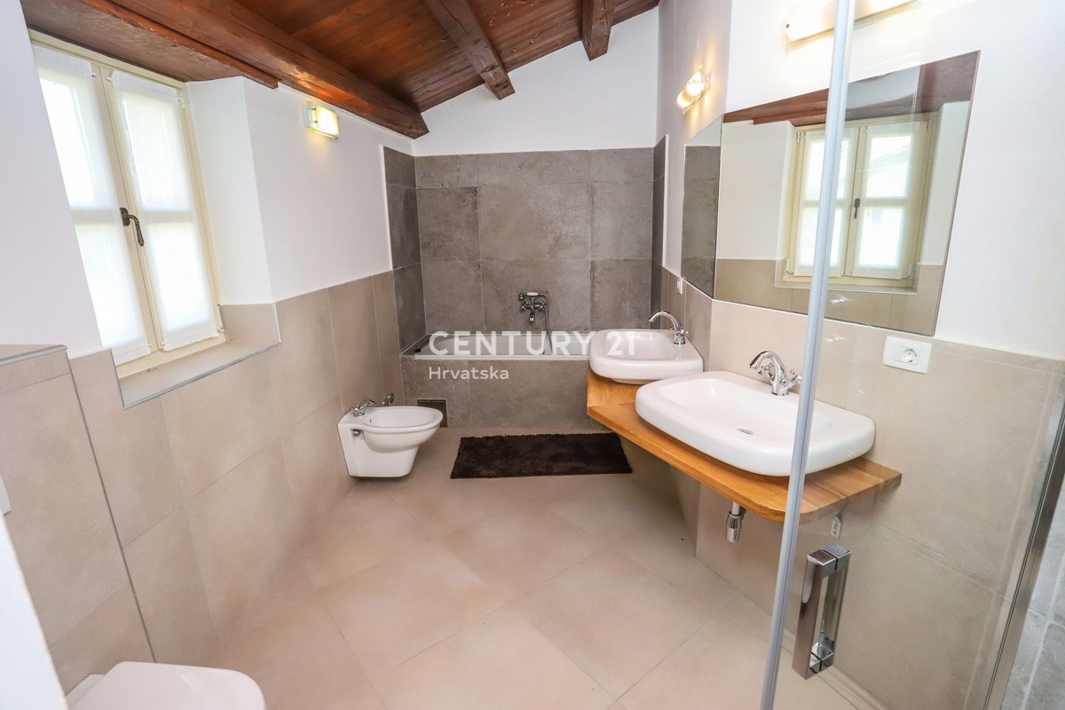 POREČ, CASA IN PIETRA AUTOCTONA CON PISCINA E AMPIO GIARDINO