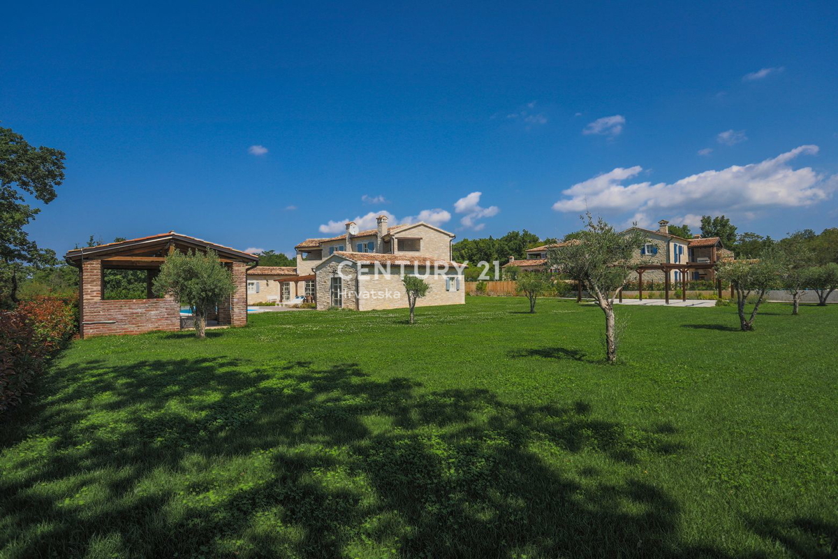 POREČ, CASA IN PIETRA AUTOCTONA CON PISCINA E AMPIO GIARDINO