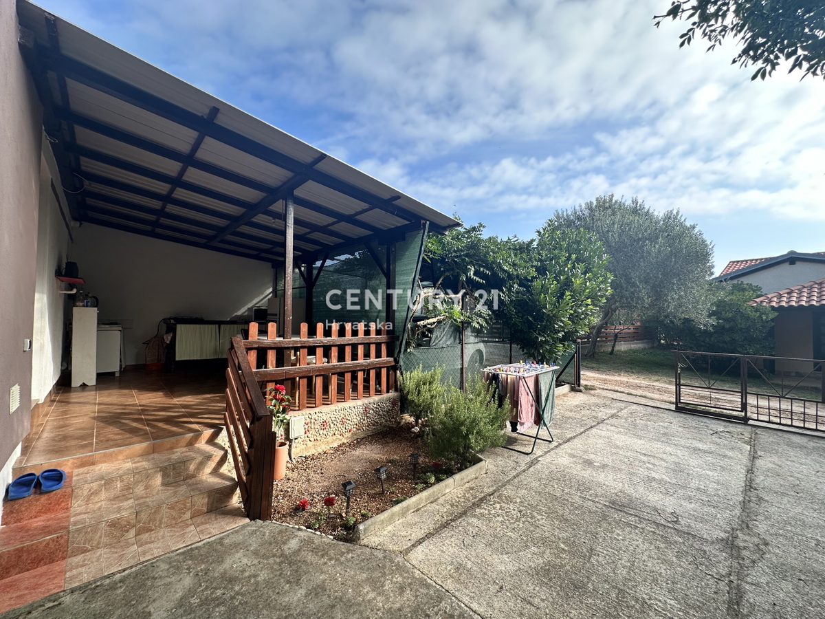 PULA, DUGA UVALA, VILLA AL PIANO TERRA A 1,8 KM DALLA SPIAGGIA