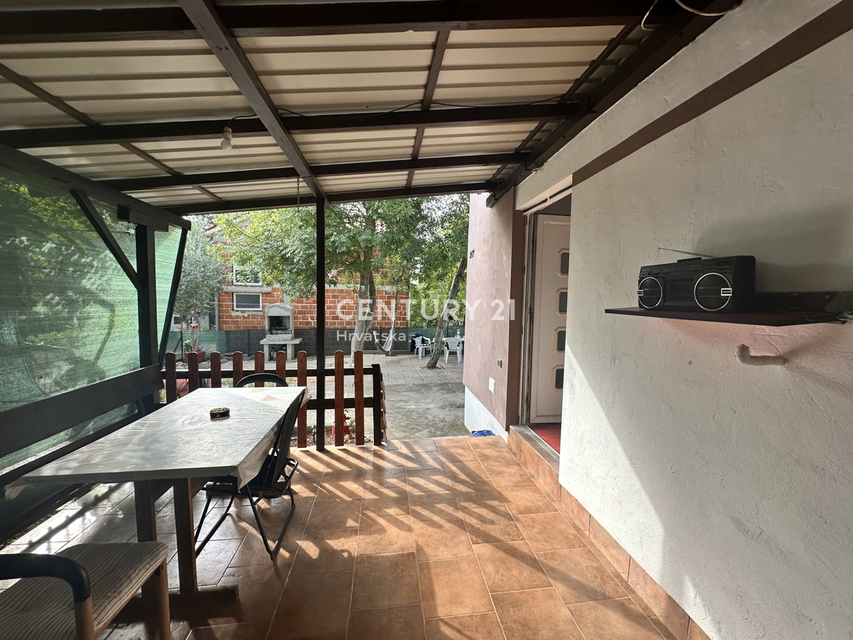 PULA, DUGA UVALA, VILLA AL PIANO TERRA A 1,8 KM DALLA SPIAGGIA