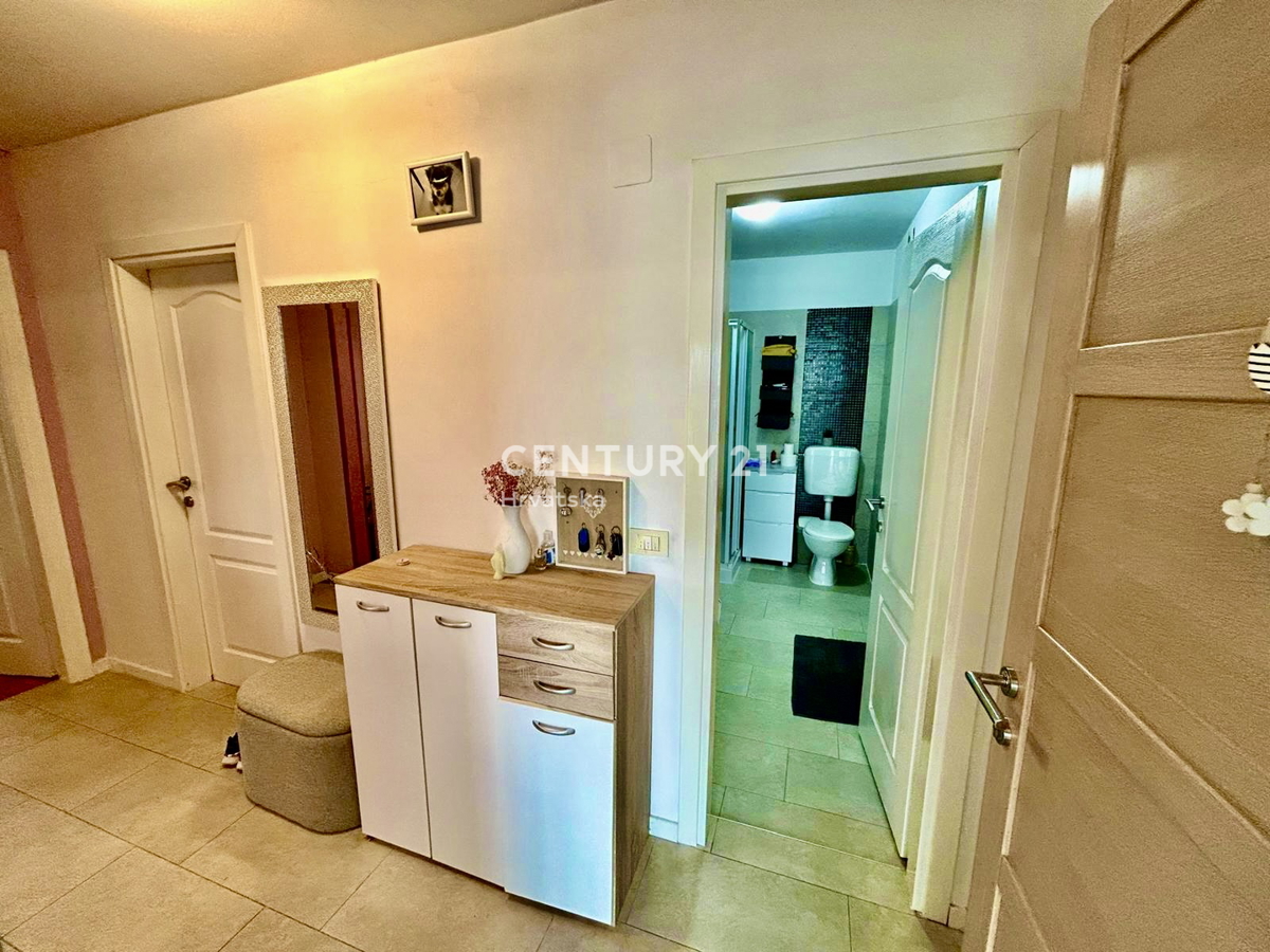 Novigrad, a soli 2 km dal centro di Novigrad, ottimo appartamento bilocale