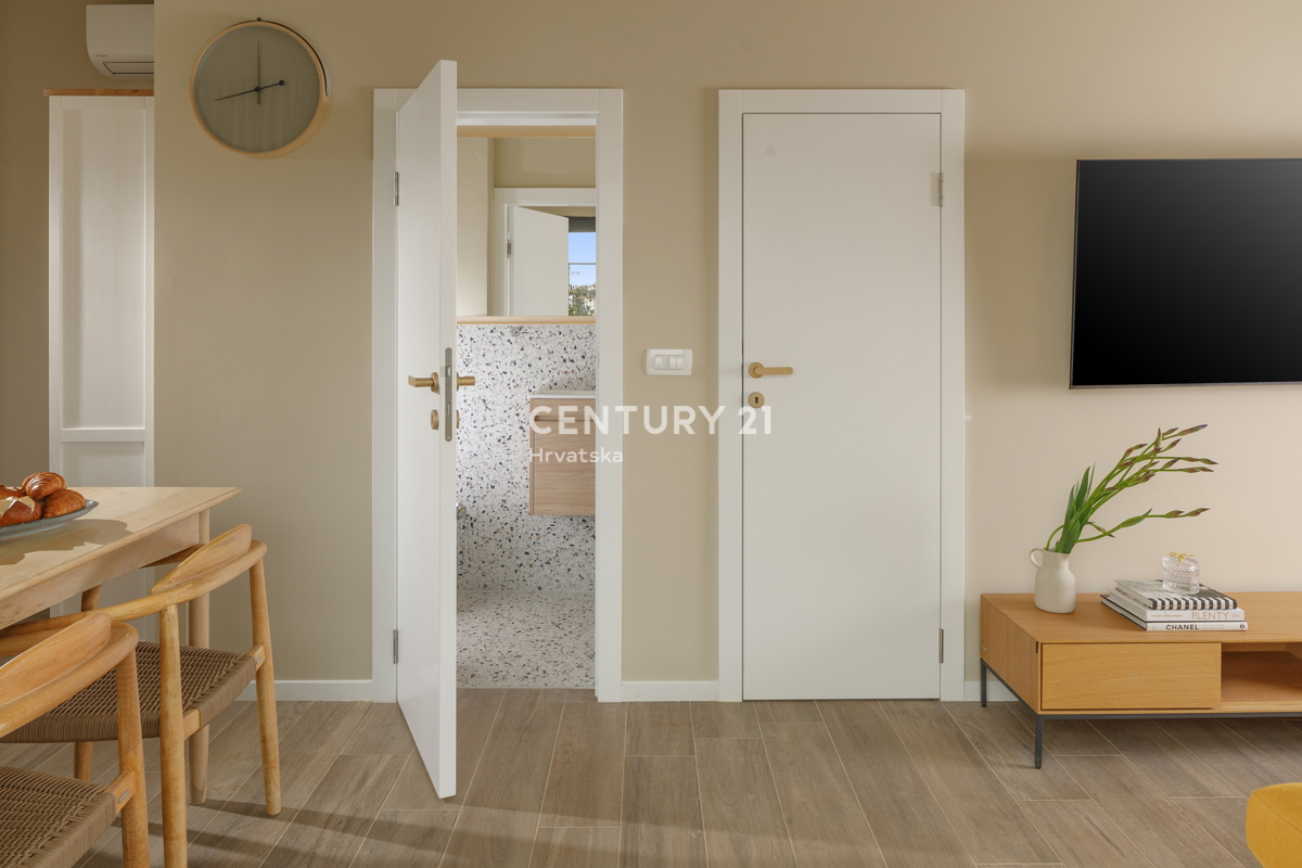 POREČ, VENDESI CASA A SCHIERA A 900 M DAL MARE