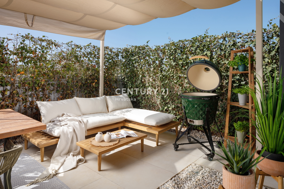 POREČ, VENDESI CASA A SCHIERA A 900 M DAL MARE