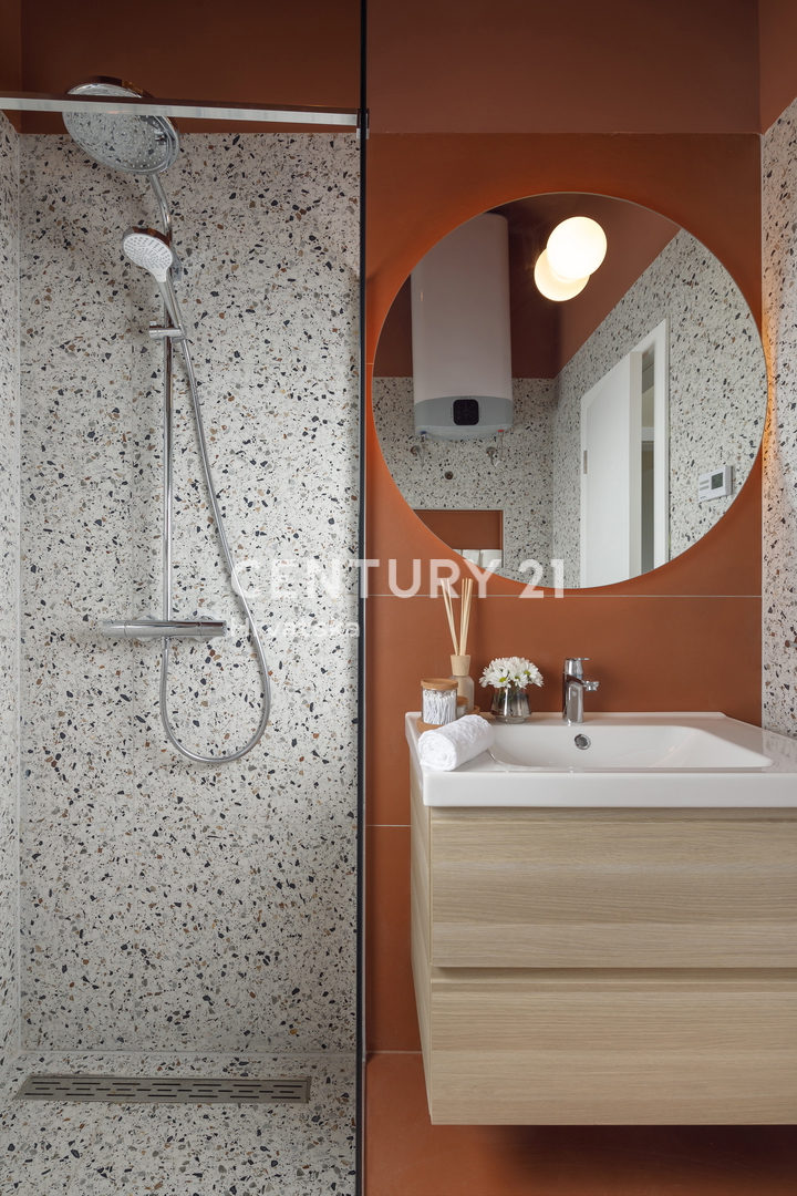 POREČ, VENDESI CASA A SCHIERA A 900 M DAL MARE