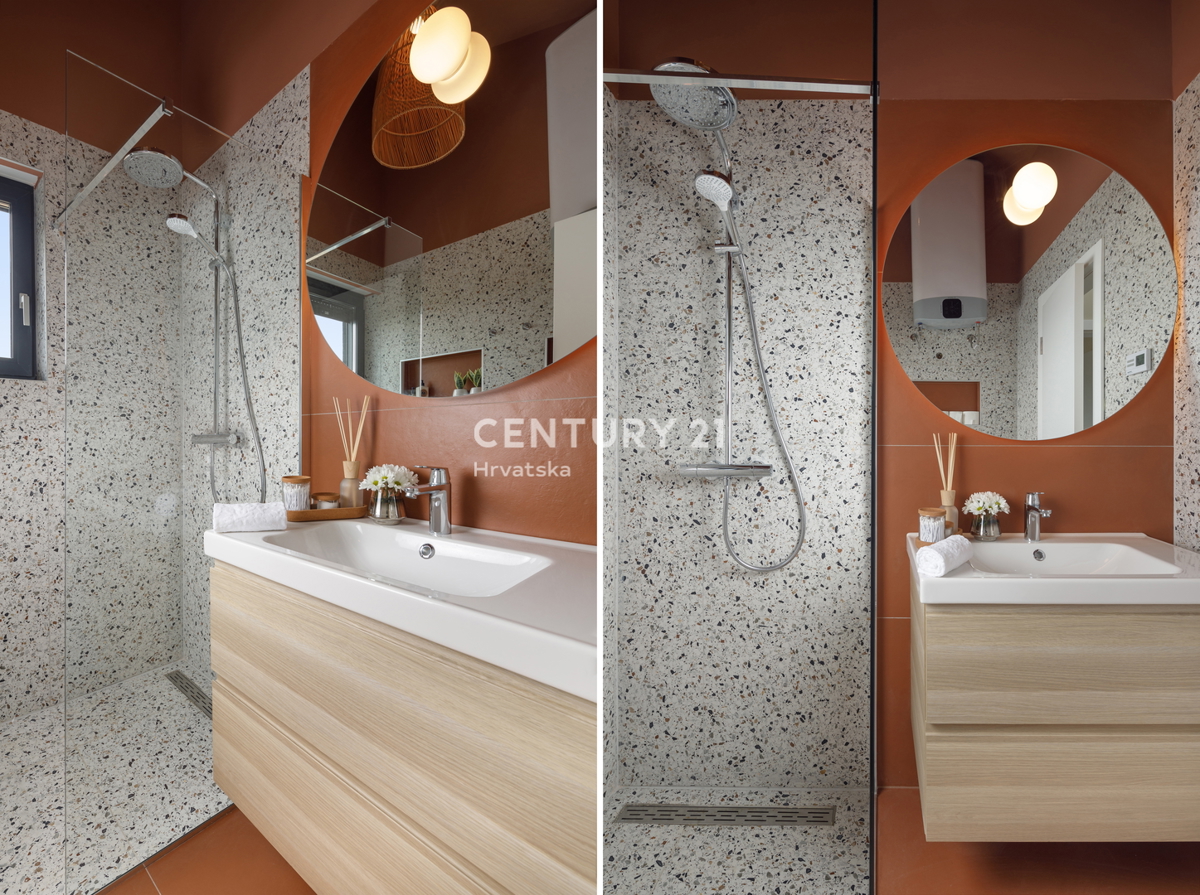 POREČ, VENDESI CASA A SCHIERA A 900 M DAL MARE