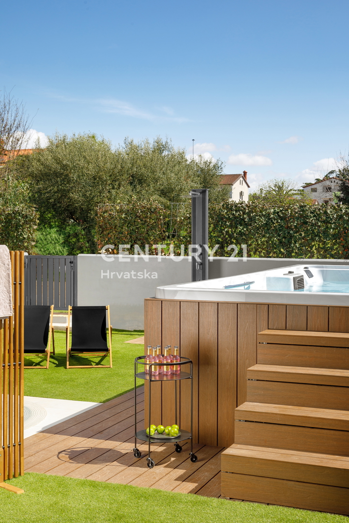 POREČ, VENDESI CASA A SCHIERA A 900 M DAL MARE